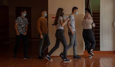 В школе на Буковине обнаружили неизвестный химический запах: детей перевели на онлайн-обучение