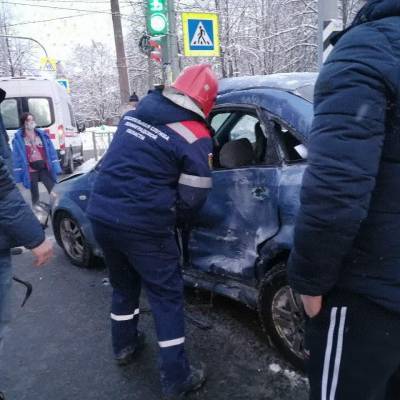 Фото: в Приозерске столкнулись большегруз и легковушка, есть пострадавшие