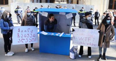 "Депутатские мандаты недорого" - очередная акция протеста у парламента Грузии