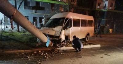 В Запорожье маршрутка врезалась в столб: пострадали 14 человек, водитель сбежал
