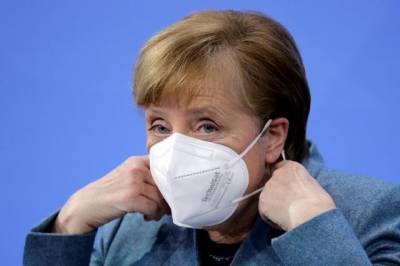Меркель высказалась против предоставления привилегий привитым от COVID-19