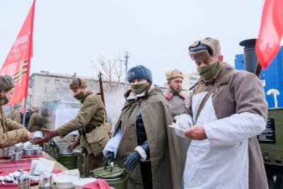 В Волгограде на улице угощают солдатской кашей