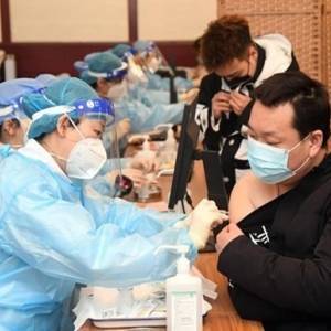 В Китае за распространение поддельной вакцины от коронавируса задержали 80 человек