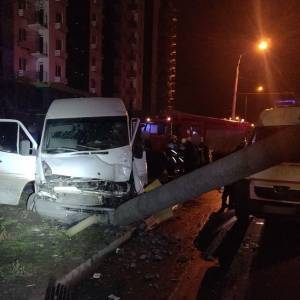 В ДТП с маршруткой в Запорожье пострадали 14 пассажиров: полиция разыскивает водителя. Фото