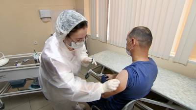 Вакцинацию от COVID-19 прошли почти 175 тысяч москвичей старше 60 лет
