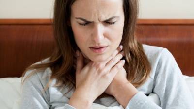 Отчего болит горло по утрам? — объясняет отоларинголог