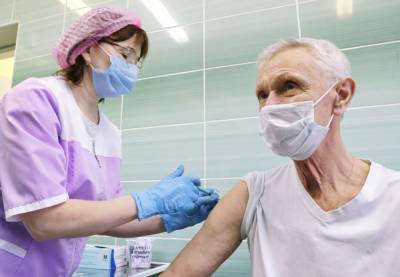 Вакцинацию от COVID-19 прошли более 175 тысяч пожилых москвичей