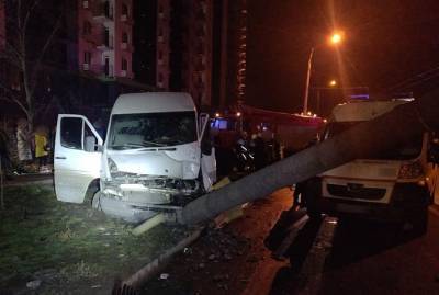 В Запорожье набитая пассажирами маршрутка снесла столб. Пострадали 14 человек