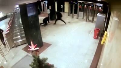Избиение сотрудника метро на станции столичной подземки попало на видео