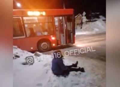 Неадекватную пассажирку в Казани водитель с кондуктором вышвырнули из автобуса в сугроб