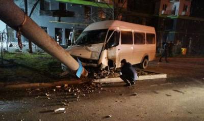 В Запорожье маршрутка с пассажирами влетела в столб, пострадали 14 человек