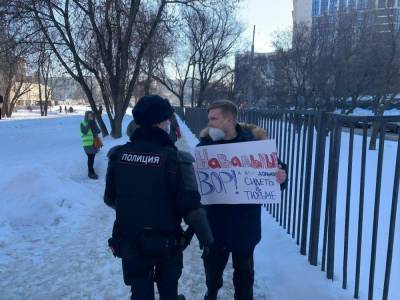 В Москве возле суда над Навальным задерживают людей