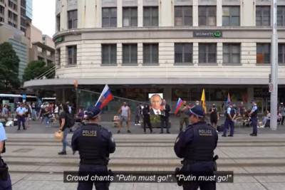 Забайкальские казаки в центре Сиднея устроили перебранку со сторонниками Навального