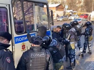 СМИ: В Москве в день суда над Навальным уже задержано 127 человек