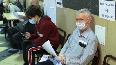 Прививку от коронавируса получили почти 175 тысяч московских пенсионеров
