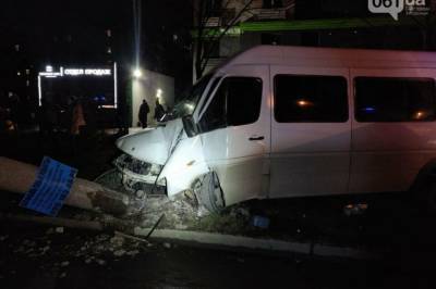 В Запорожье маршрутка, набитая пассажирами влетела в столб: Пострадали 14 человек