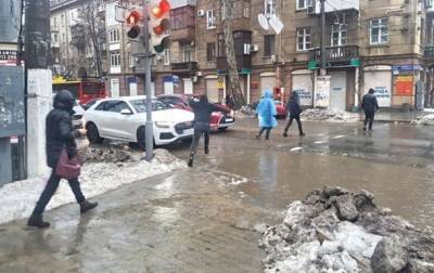 В Одессе затопило улицы из-за тающего снега