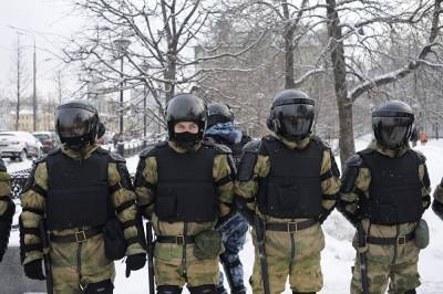Силовики полностью оцепили здание Мосгорсуда, где идет процесс над Навальным