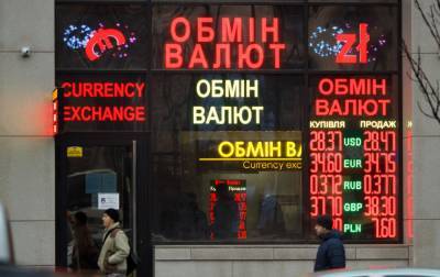 Украинцы в начале 2021 года возобновили продажу валюты банкам