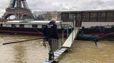 В Париже Сена вышла из берегов