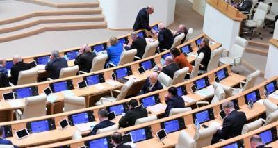 Парламент Грузии провалил отказ оппозиции от депутатских мандатов