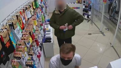 «Ограбление по-пензенски»: мужчина украл носки за спиной продавца и попал на видео