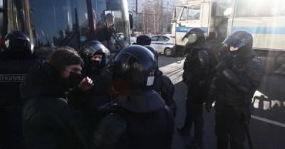 В Москве здания суда с Навальным усиленно охраняют и уже есть более двухсот задержанных