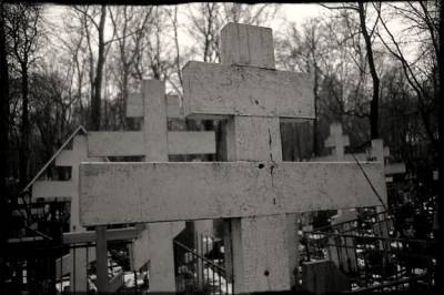 Житель Екатеринбурга топил землянку надгробными крестами с Лесного кладбища