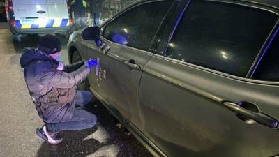 В Киеве на Оболони обстреляли авто, злоумышленников задержали