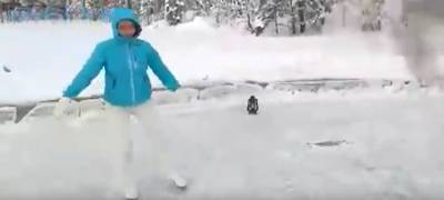 Ледяную карусель смастерили в городе горняков в Карелии (ВИДЕО)