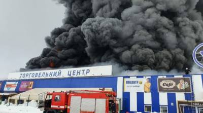 В Николаевской области горит крупный торговый центр