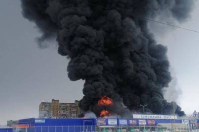 Огромные клубы дыма и языки пламени: в Первомайске вспыхнула крыша "Эпицентра" (видео)