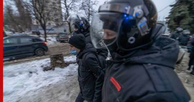 Число задержанных у суда сторонников Навального превысило 200 человек