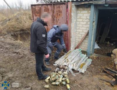 В канализационной трубе на Донбассе нашли арсенал оружия: фото