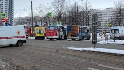 ДТП на проспекте Ветеранов в Петербурге парализовало движение трамваев — видео