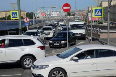 Петербургские водители стали меньше нарушать правила