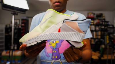 В Nike показали кроссовки, которые можно надевать и снимать без помощи рук: видеоинструкция