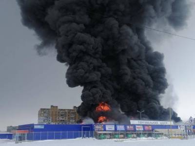 Черный дым столбом: Показано, как на Николаевщине горит "Эпицентр"