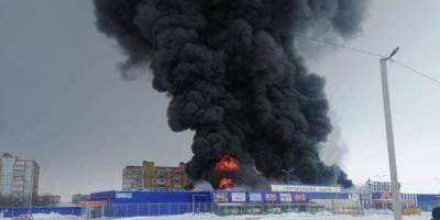 Пожар в Эпицентре в Первомайске: здание горит уже на всей площади — видео