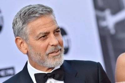 Какую романтическую традицию поддерживают долгие годы Джордж и Амаль Клуни
