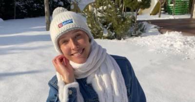 Забавная Екатерина Осадчая без макияжа повалялась в снегу