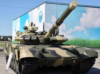В Сети появилась видеозапись поджога танка Т-72 белорусским протестующим
