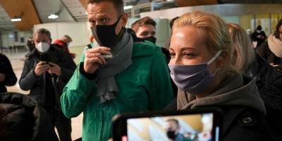 В Москве идет суд над Навальным, сотни человек задержаны