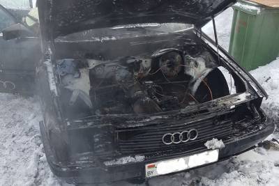 В Лиде на улице Крылова горел автомобиль «Ауди-100»