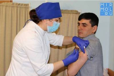 В Администрации Главы и Правительства Дагестана прошел первый этап добровольной вакцинации от коронавируса