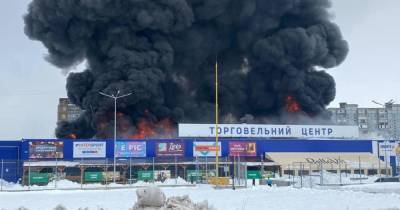 В облаках черного дыма и пламени: появилось видео пожара "Эпицентра" в Первомайске