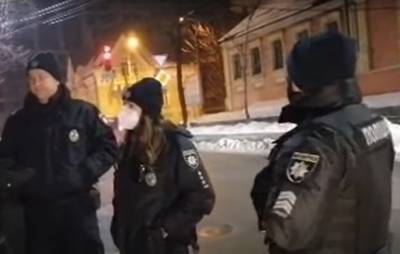 "Раздетые гуляли на улице в мороз": в Харькове мать-кукушка оставила маленьких детей одних