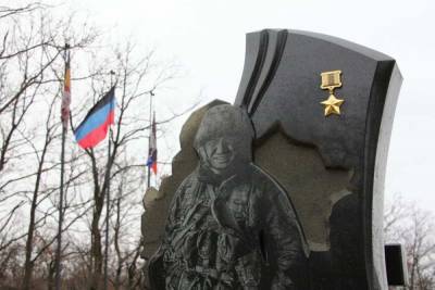 В Донецке несут цветы к могиле Моторолы – ему сегодня было бы 38