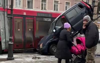 Видео: Ford залетел на столб освещения в ДТП с автобусом в Петербурге
