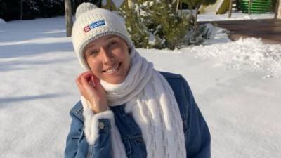 В шапке и шарфе: Катя Осадчая показала зимние радости на улице – яркие фото